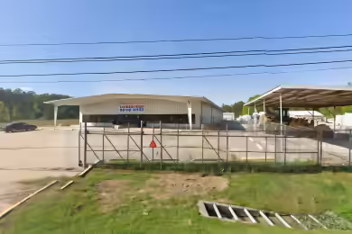 2103 West Thomas Street | Spacious Showroom & Warehouse for Lease in Hammond, LA